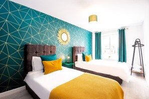 5 bedrooms, blackout curtains, iron/ironing board, free WiFi - 5 Bed House Manchester by MCR Dens (Manchester)