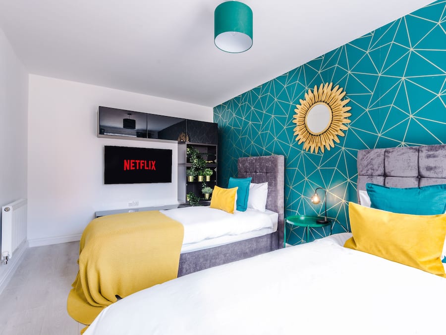 Family House | 5 bedrooms, blackout drapes, iron/ironing board, free WiFi