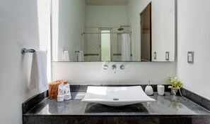 Casa conforto | Banheiro | Chuveiro, toalhas de banho, sabonete, shampoo