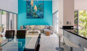 Casa Confort | Sala de estar | Smart TV de 55 pulgadas con canales digitales, televisión y Netflix 