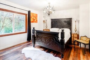 6 bedrooms, WiFi, bed sheets