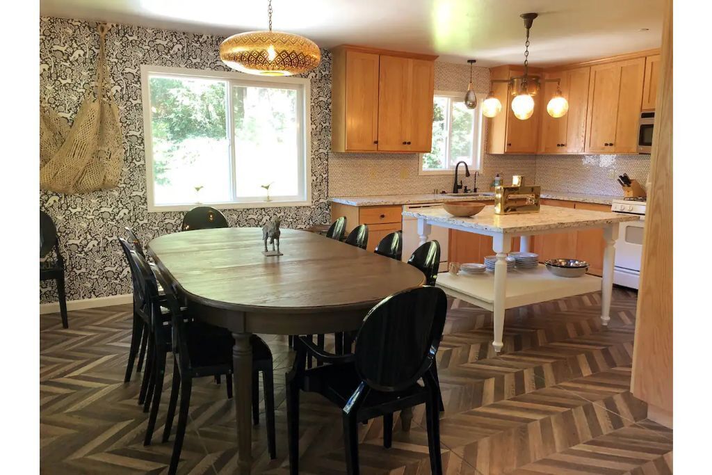 Gorgeous House By The River For A Large Group