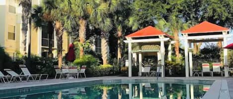 Een verwarmd zwembad