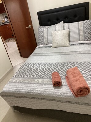 2 soverom, skrivebord, wi-fi (inkludert) og sengetøy