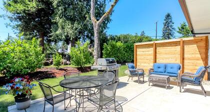 Short Walk to Downtown, AC, Coffee Bar, Patio