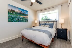 2 bedrooms, iron/ironing board, WiFi, bed sheets