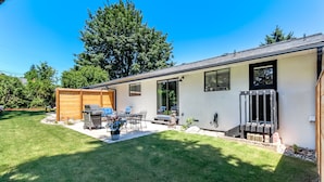 A modern house with a patio, a barbecue area, and a covered seating area. - Short Walk to Downtown, AC, Coffee Bar, Patio (Enumclaw)