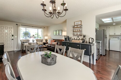 Short Walk to Downtown, AC, Coffee Bar, Patio