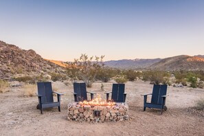 Outdoor dining - Secluded home - grand views, hot-tub & cowboy dip (Yucca Valley)