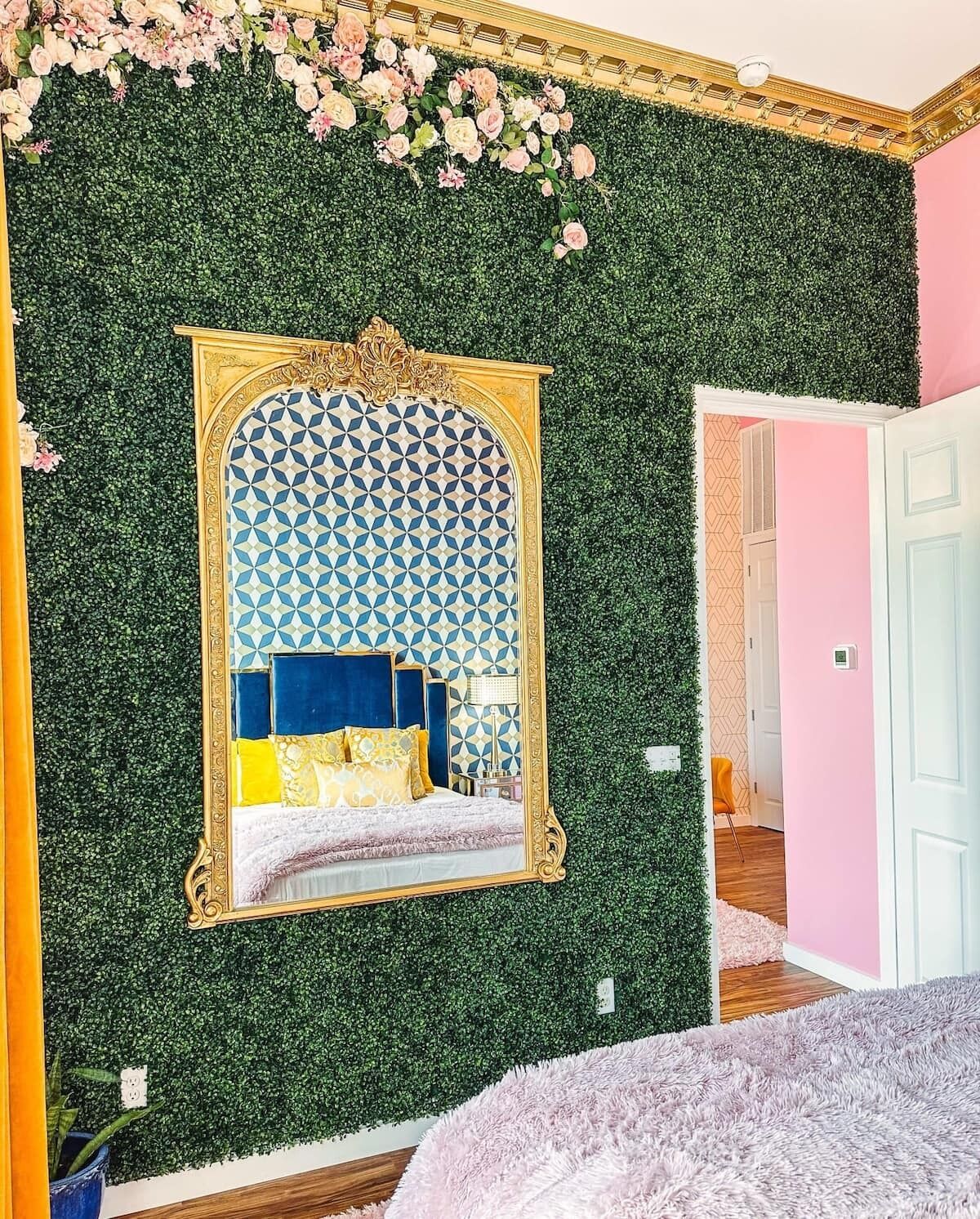Dolly's Art Deco: Luxe Stay Near Broadway