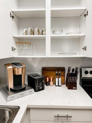 Fridge, microwave, oven, stovetop - Dolly's Art Deco: Luxe Stay Near Broadway (Nashville)