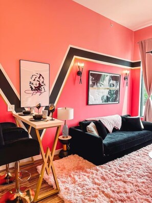 Living area - Dolly's Glam Getaway: Glittering Gem Near Broadway (Nashville)