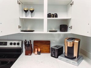 Fridge, microwave, oven, stovetop - Dolly's Glam Getaway: Glittering Gem Near Broadway (Nashville)