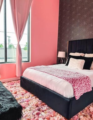 1 bedroom, iron/ironing board, WiFi, bed sheets - Dolly's Glam Getaway: Glittering Gem Near Broadway (Nashville)