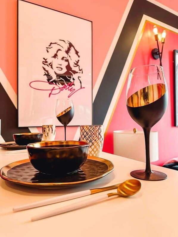 Dining - Dolly's Glam Getaway: Glittering Gem Near Broadway (Nashville)