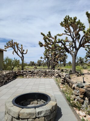 Property grounds - Stunning Views! Rustic cabin facing the base of Grand Canyon West (Meadview)