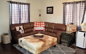 Smart TV, chimenea y libros 