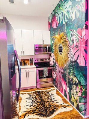Fridge, microwave, oven, stovetop - Dreaming With Dolly: Luxe Stay Near Broadway (Nashville)