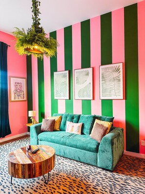 Living area - Dreaming With Dolly: Luxe Stay Near Broadway (Nashville)