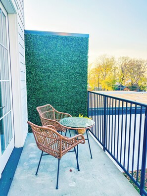 Outdoor dining - Dreaming With Dolly: Luxe Stay Near Broadway (Nashville)