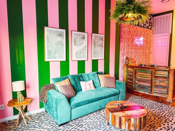 Living area - Dreaming With Dolly: Luxe Stay Near Broadway (Nashville)