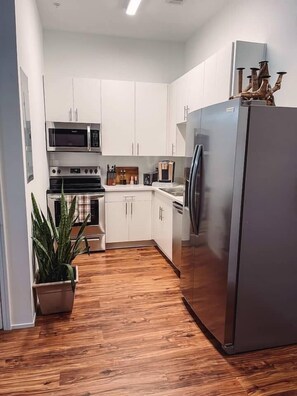 Refrigerador, microondas, horno, placa de cocina