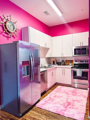 Køleskab, mikrobølgeovn, ovn, kogeplade