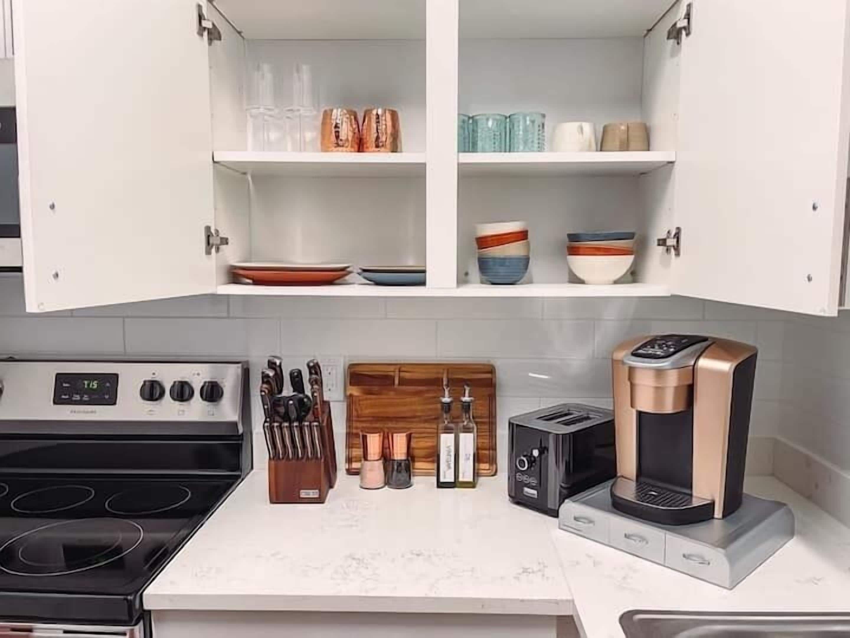 Réfrigérateur, four à micro-ondes, un four, surface de cuisson