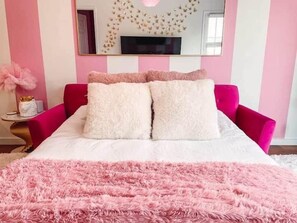 1 habitación, tabla de planchar con plancha, wifi y ropa de cama
