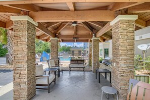 Outdoor dining - Equipped Studio | Top Location, Gym Access + Pool (Gulf Shores)