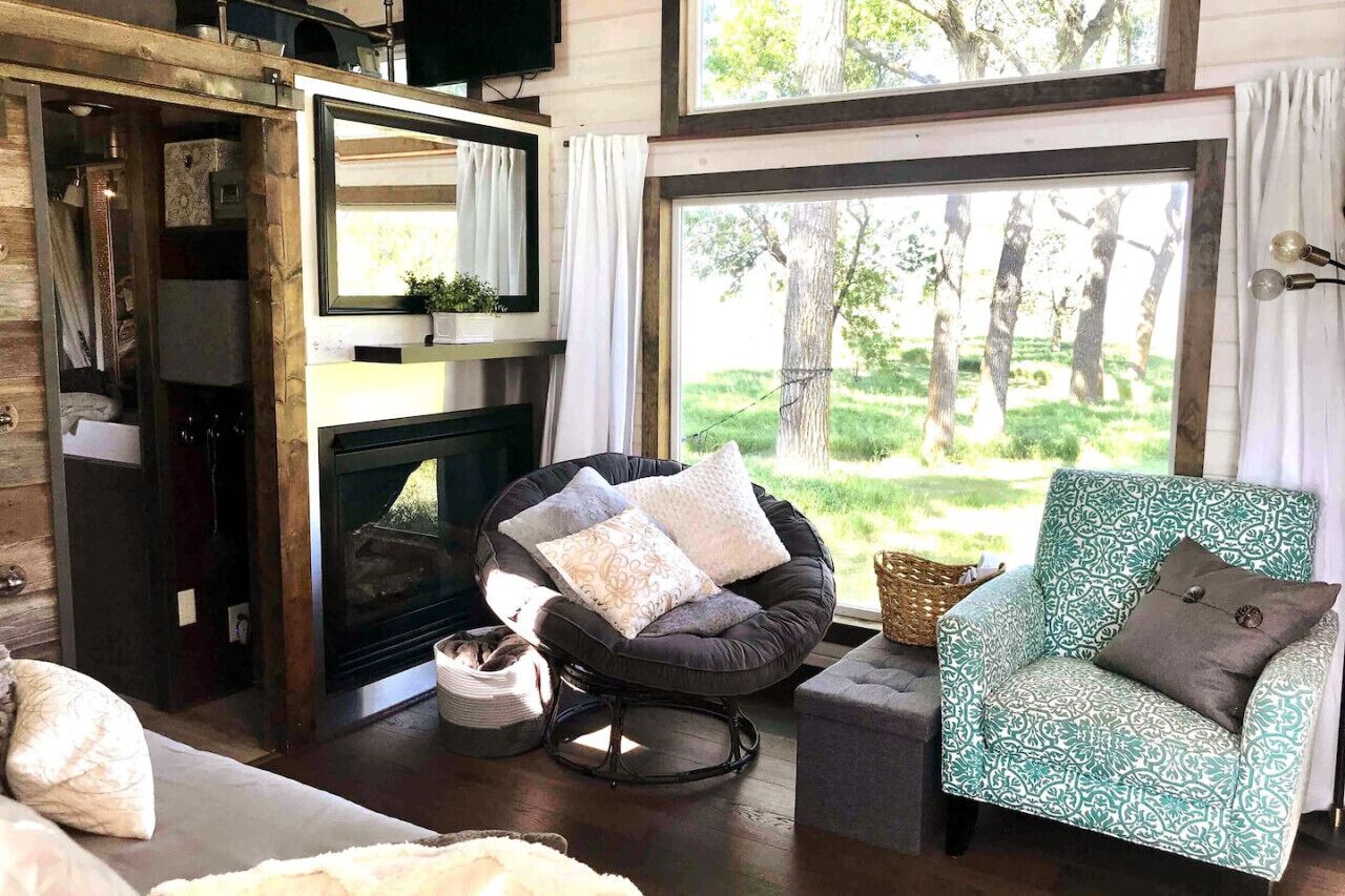 Smart TV, chimenea, reproductor de DVD y estéreo 