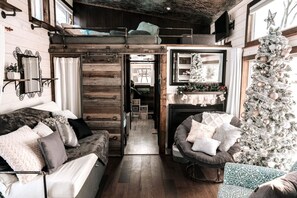 3 chambres, bureau, fer et planche à repasser, lit de bébé portatif