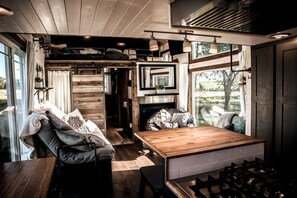 Interior - Gorgeous Tiny House, Peaceful Hills, Amazing Views (Ponca)