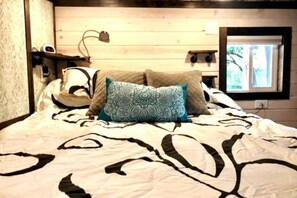 2 間睡房、書桌、熨斗/熨衫板、可攜式嬰兒床