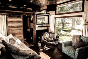 2 bedrooms, desk, iron/ironing board, travel cot - Gorgeous Tiny House, Peaceful Hills, Amazing Views (Ponca)