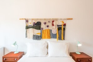 1 chambre, bureau, fer et planche à repasser, accès Internet