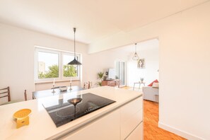 Kühlschrank, Mikrowelle, Ofen, Geschirrspüler