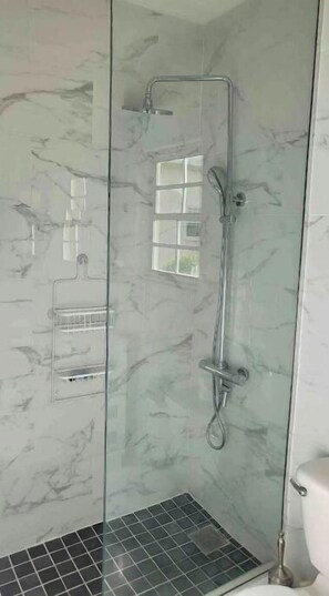 Baignoire, sèche-cheveux, serviettes fournies, savon