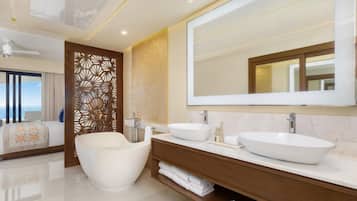 Combined shower/tub, jetted tub, hair dryer, towels