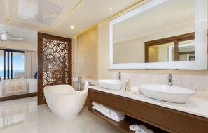 Combined shower/tub, jetted tub, hair dryer, towels