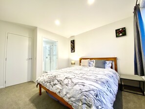 2 bedrooms, desk, iron/ironing board, travel cot - Stunning Townhouse with View - Walking to Botany Town Center (Auckland)