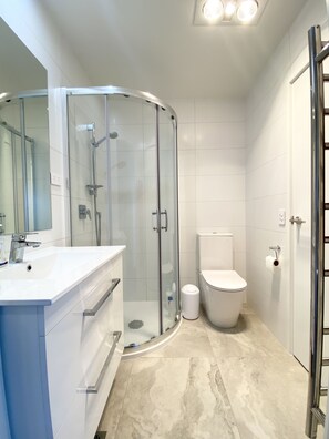 Een douche, een haardroger, handdoeken, shampoo