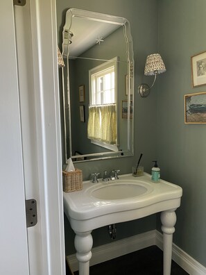 Combined shower/bathtub, hair dryer, towels, soap