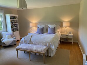 4 bedrooms, desk, iron/ironing board, WiFi