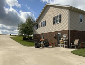 A two-story building with a brick facade and a flat roof. - Jemma’s Hideaway in Amish Country (Dundee)