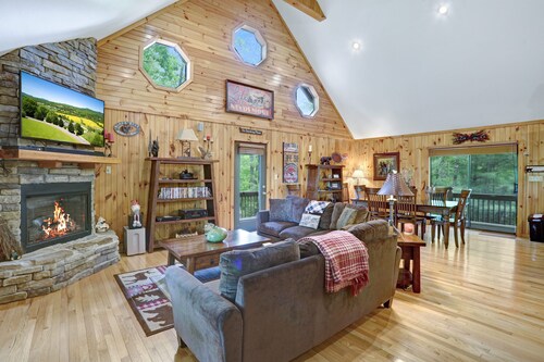 Vacation at a family & pet friendly cabin in the Blue Ridge mountains!
