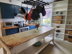 Fridge, microwave, oven, stovetop - 13 BR Boutique in Berryville (Berryville)