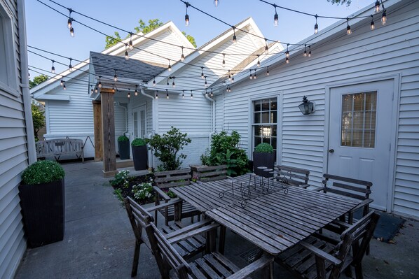 Outdoor dining - 13 BR Boutique in Berryville (Berryville)