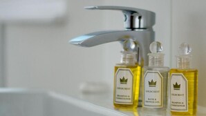 Three Goldcrest shampoo and conditioner bottles on a bathroom counter. - Lovely 2-bed Apartment in Stanford-le-hope (Stanford-le-Hope)