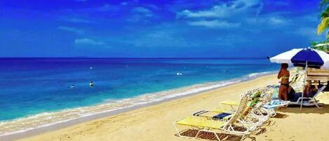 Plage, chaises longues, serviettes de plage